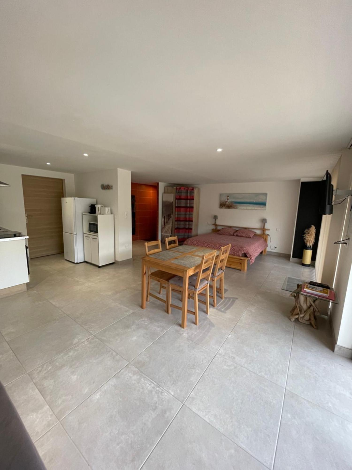 Studio 40M2 Avec Terrasse Le Mas De Lauriane Saintes-Maries-de-la-Mer Exterior photo